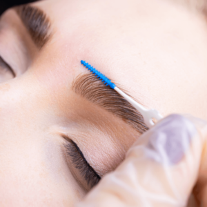 entretient des sourcils pour femme en creuse