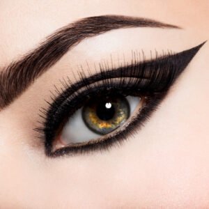 création eyeliner haut et bas de l'espace Isaya