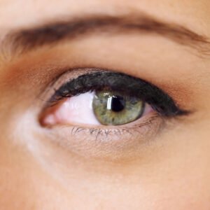 création eyeliner haut épais de l'espace Isaya