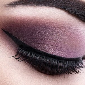 création eyeliner haut fin de l'espace Isaya